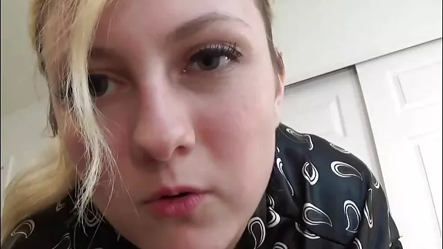 تينا سيكس أجنبية كاي في غرفة المعيشة مع دسار في متناول اليد
