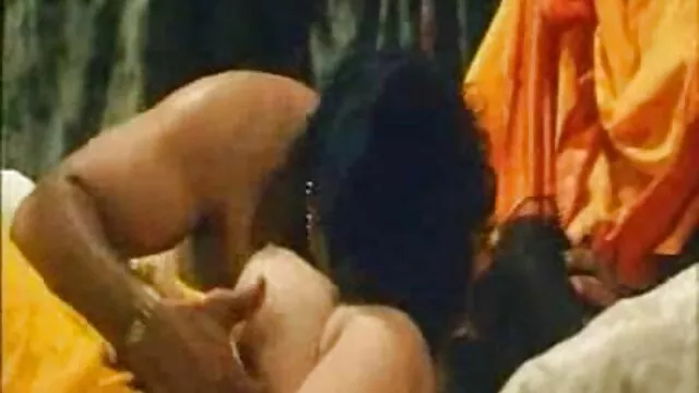 الفتاة افلام سكس اجنبية مترجمه في السرير مع رجل في الفندق