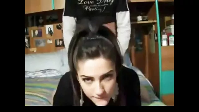 حليب. يدا بيد في وسط حديقة عامة أفلامسكس أجنبية