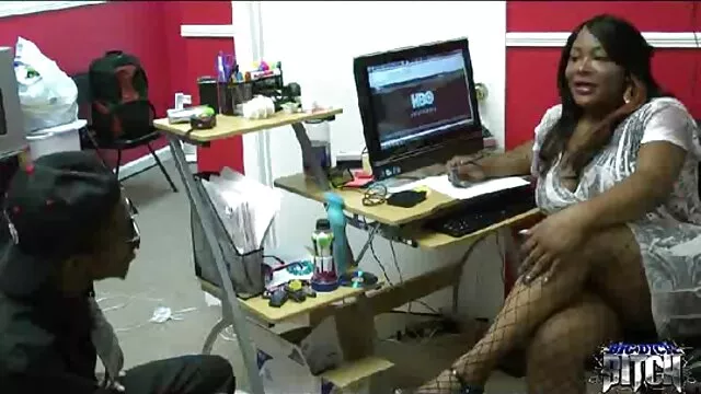 مثالية العجن لقطات سكس من الافلام الاجنبيه في فتحة لها