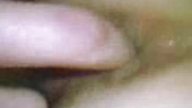 امرأة تحاول إكمال العمل على مقاطع سكس أجنبية السرير